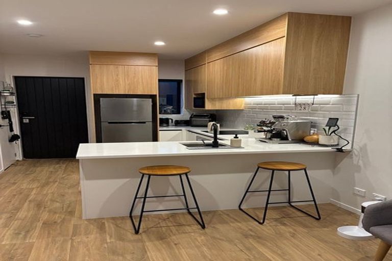 Photo of property in 4/89 Beach Road, Te Atatu Peninsula, 0610