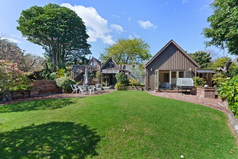 Photo of property in 9 Karaka Grove, Waikanae, 5036