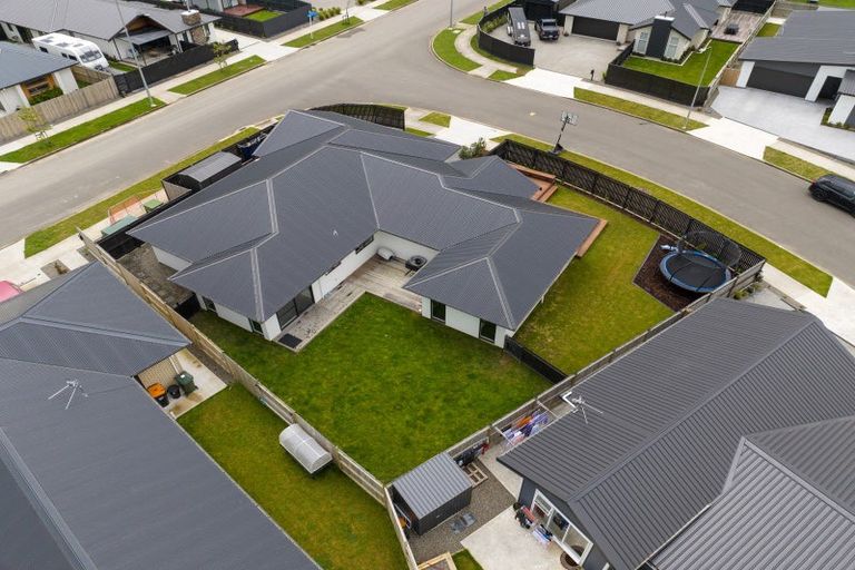 Photo of property in 2 Corsica Court, Fitzherbert, Palmerston North, 4410