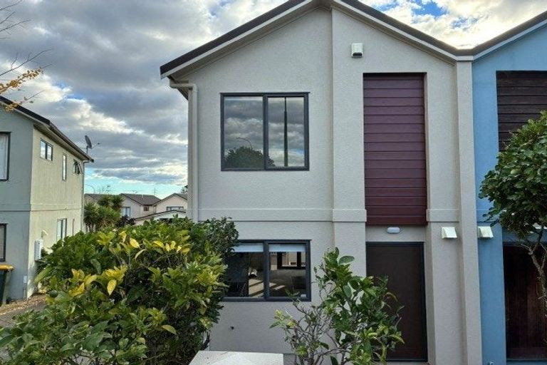 Photo of property in 35 Spalding Rise, Golflands, Auckland, 2013