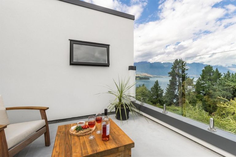 Photo of property in 17 Thorn Crescent, Fernhill, Queenstown, 9300