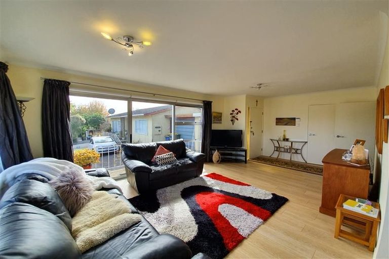 Photo of property in 2/18a Sherwood Avenue, Te Atatu South, Auckland, 0610