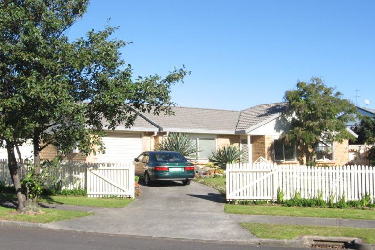 Photo of property in 14 Bernina Place, Weymouth, Auckland, 2103