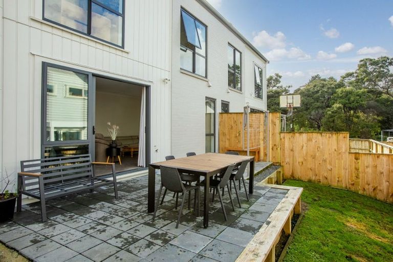 Photo of property in 18 Waimoana Close, Massey, Auckland, 0614