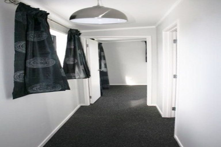 Photo of property in 16b Woodall Place, Totara Vale, Auckland, 0627