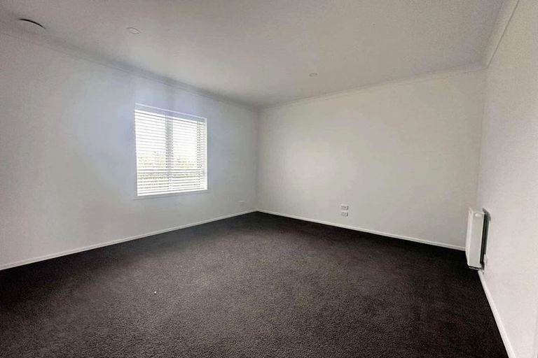 Photo of property in 14 Cessna Way, Newlands, Wellington, 6037