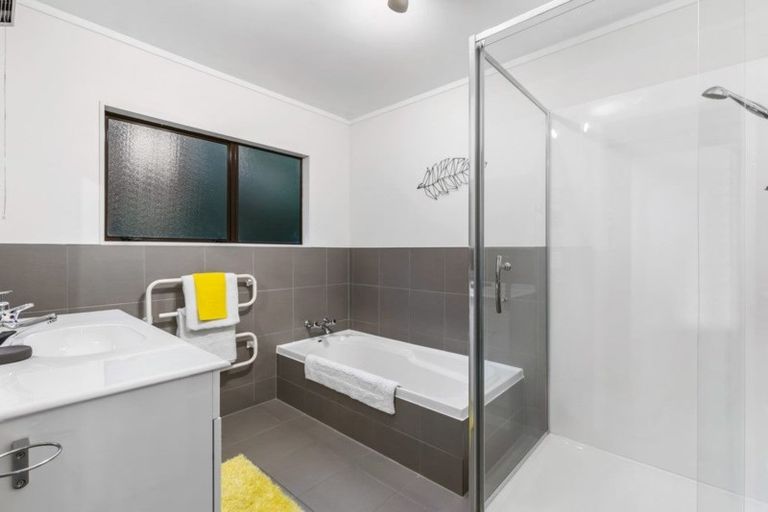 Photo of property in 354 Forest Hill Road, Waiatarua, Auckland, 0612