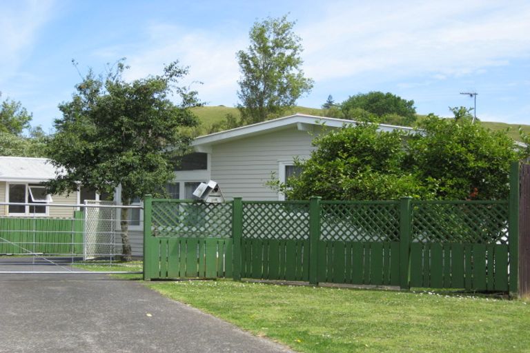 Photo of property in 44 Tarata Crescent, Mangere Bridge, Auckland, 2022