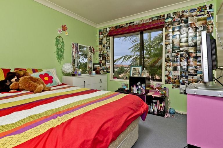 Photo of property in 16 Baulcomb Parade, Windsor Park, Auckland, 0632