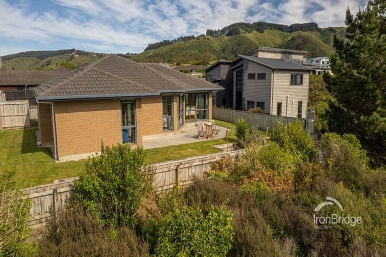 Photo of property in 13 Percy Kinsman Crescent, Riverstone Terraces, Upper Hutt, 5018