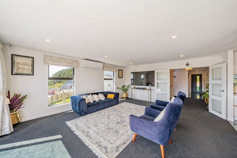 Photo of property in 3 Cirrus Close, Newlands, Wellington, 6037