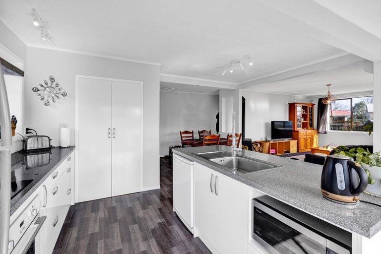 Photo of property in 6 Kamahi Avenue, Hawera, 4610