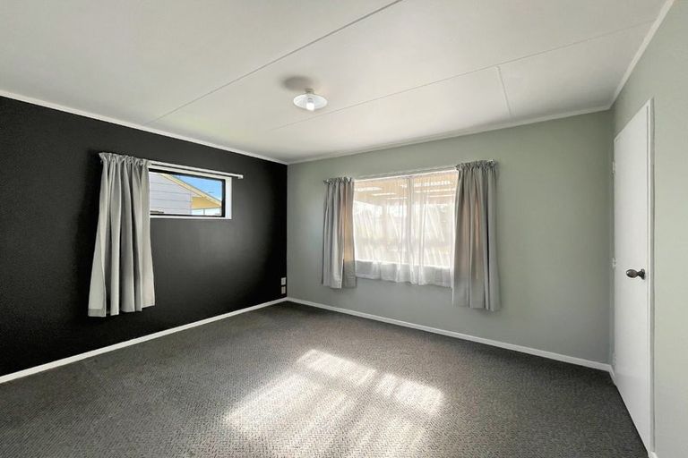 Photo of property in 27 Tiller Close, Kelvin Grove, Palmerston North, 4414