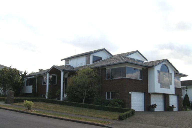 Photo of property in 73 Lagoon Way, West Harbour, Auckland, 0618