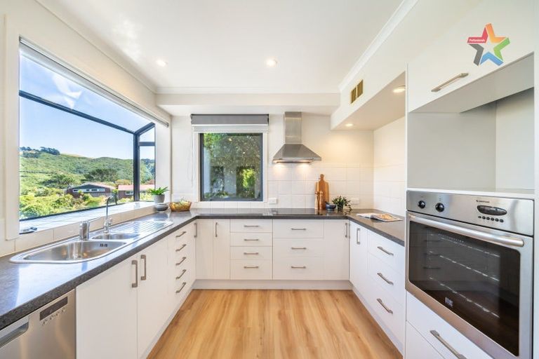 Photo of property in 7 Green Park Lane, Korokoro, Lower Hutt, 5012