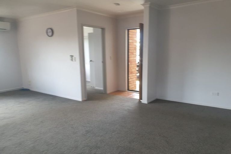 Photo of property in 18 Plumstead Rise, Glen Eden, Auckland, 0602