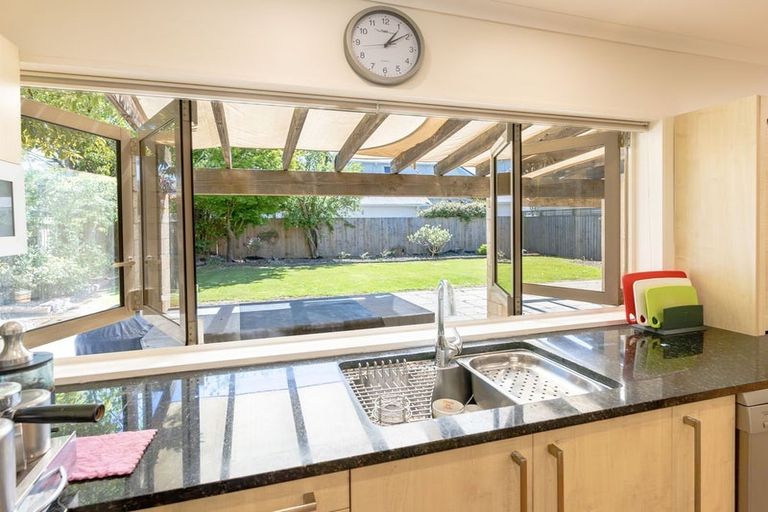 Photo of property in 40 Saint Andrews Square, Strowan, Christchurch, 8052