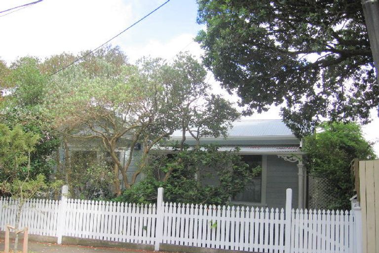Photo of property in 6 Scarborough Terrace, Mount Victoria, Wellington, 6011