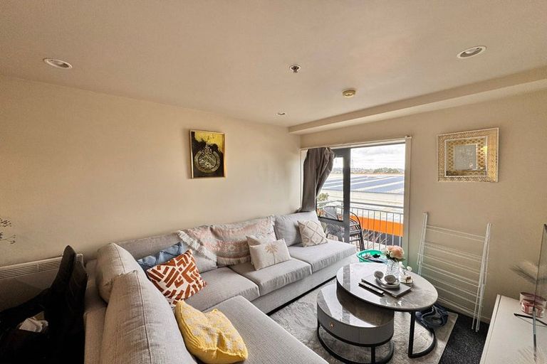 Photo of property in 3p/10 Crown Lynn Place, New Lynn, Auckland, 0600