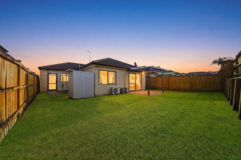 Photo of property in 37 Magic Way, Randwick Park, Auckland, 2105