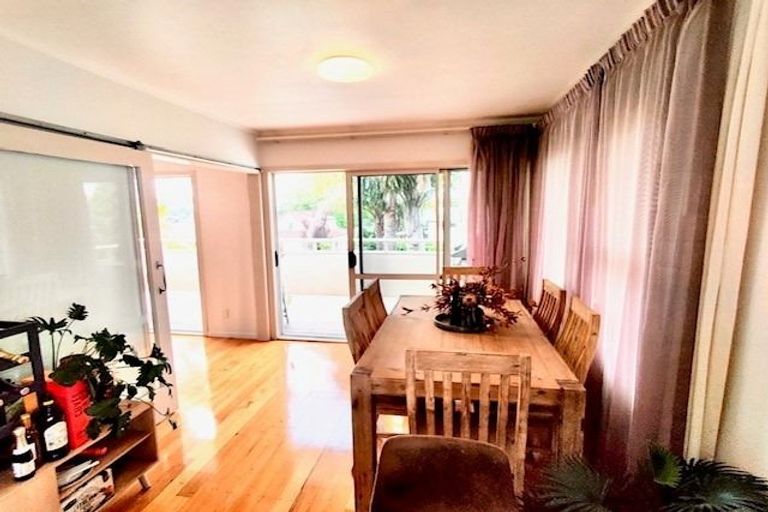 Photo of property in 4b Corrella Road, Belmont, Auckland, 0622