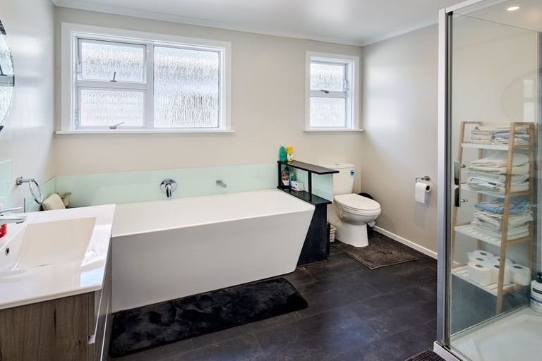 Photo of property in 6 Mayfair Place, Tawa, Wellington, 5028