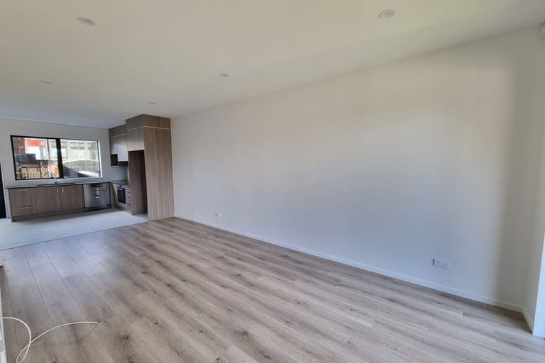 Photo of property in 4/233 Great North Road, Henderson, Auckland, 0612