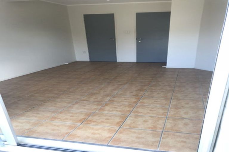 Photo of property in 1/46 John Dee Crescent, Red Beach, 0932