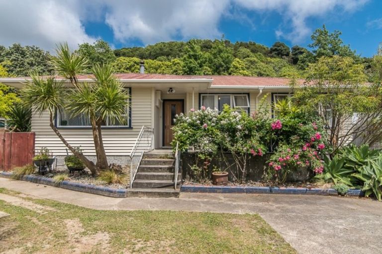 Photo of property in 12 Brazier Grove, Paraparaumu, 5032