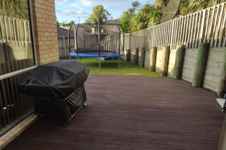 Photo of property in 21 Loughros Place, Pinehill, Auckland, 0632