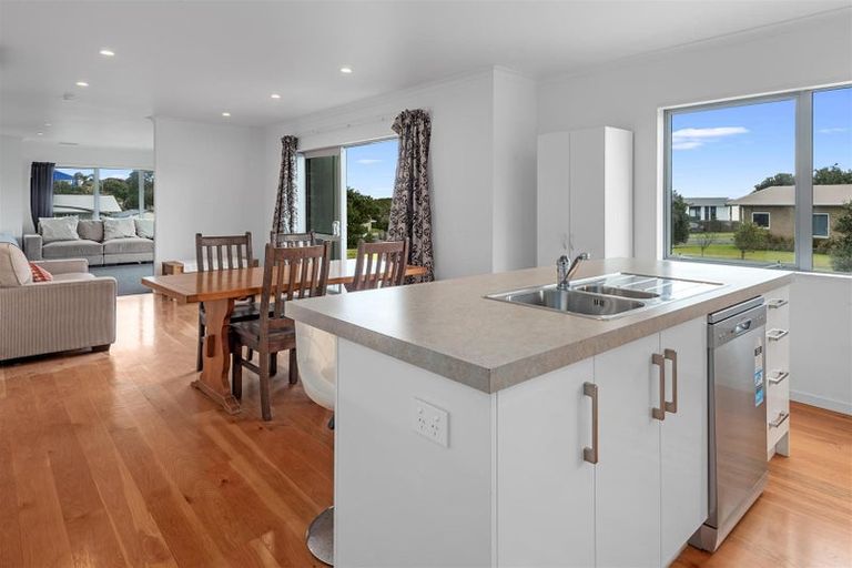 Photo of property in 2 Tua Tua Place, Baylys Beach, 0377