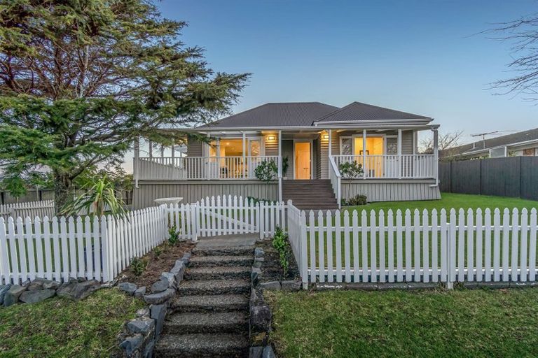 Photo of property in 1 Margaret Place, Milford, Auckland, 0620