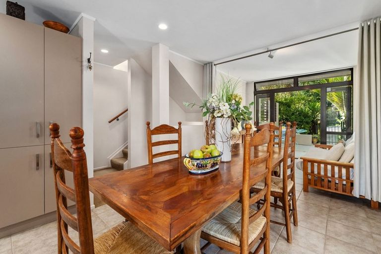 Photo of property in 2/222 Forrest Hill Road, Forrest Hill, Auckland, 0620