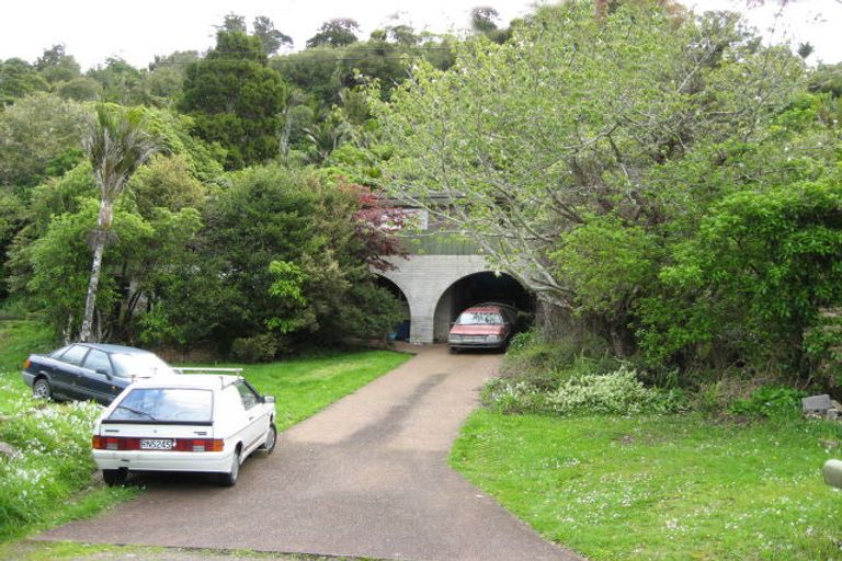 Photo of property in 9 Bush Road, Waiatarua, Auckland, 0604