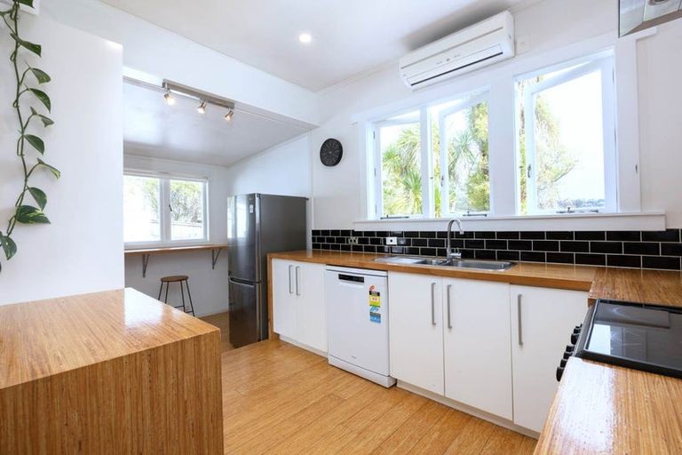 Photo of property in 1/49 Konini Road, Titirangi, Auckland, 0604