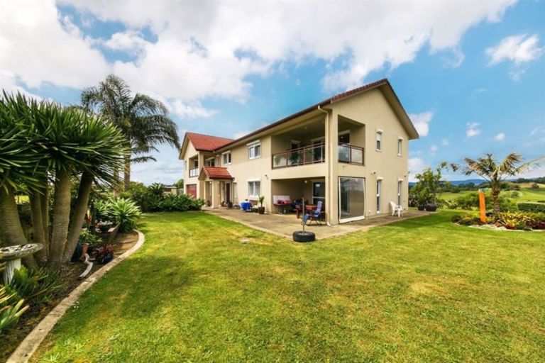 Photo of property in 32 Red Hills Road, Massey, Auckland, 0614