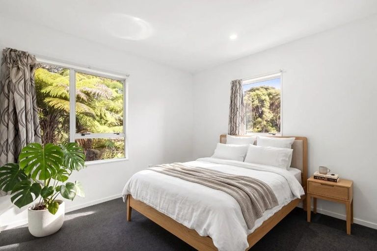 Photo of property in 2/8 Thistledew Place, Bayview, Auckland, 0629