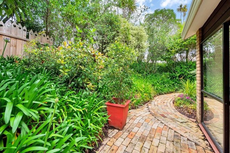 Photo of property in 1 Tiri View Place, Waiake, Auckland, 0630