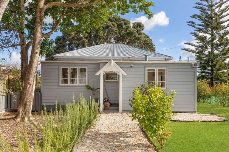 Photo of property in 11 Green Lane, Helensville, 0800