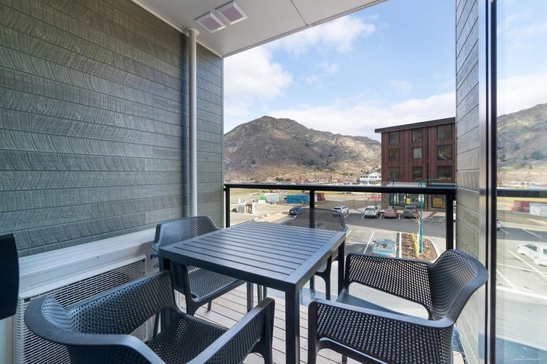 Photo of property in Wyndham Gardens Apartments, 30 Red Oaks Drive, Frankton, Queenstown, 9300