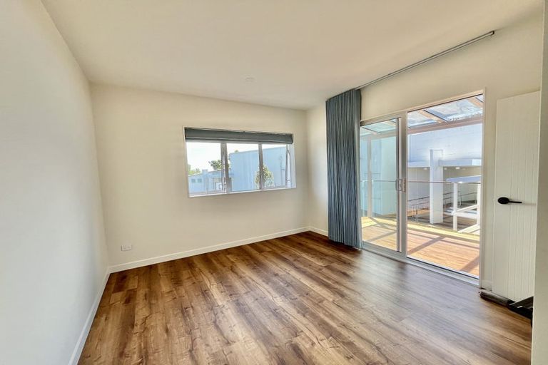 Photo of property in 7b Hanson Place, West Harbour, Auckland, 0618