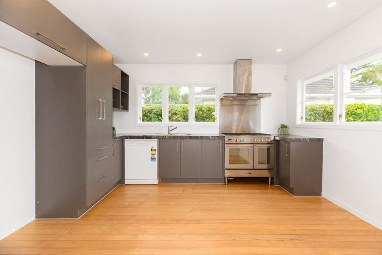 Photo of property in 5 Glenford Lane, Te Atatu Peninsula, Auckland, 0610