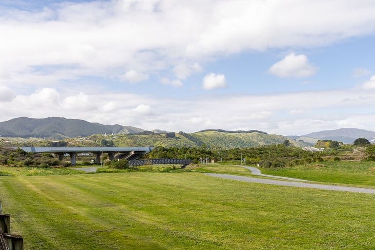 Photo of property in 61 Quadrant Heights, Paraparaumu, 5032