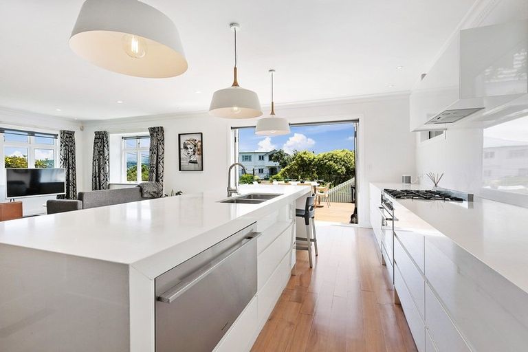 Photo of property in 33 Nevay Road, Miramar, Wellington, 6022