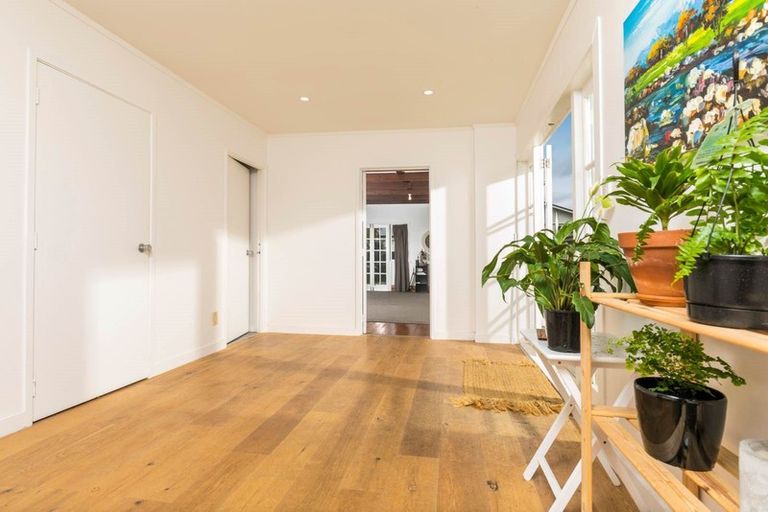 Photo of property in 24 Sulphur Beach Road, Northcote Point, Auckland, 0627