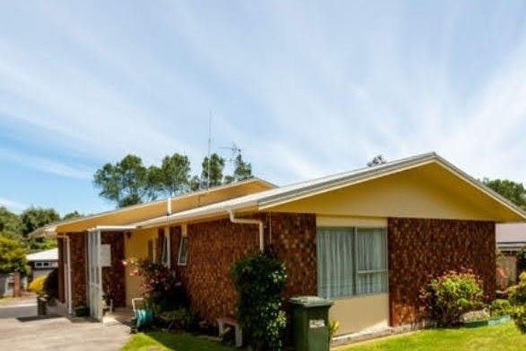 Photo of property in 15 Heaphy Street, Westown, New Plymouth, 4310