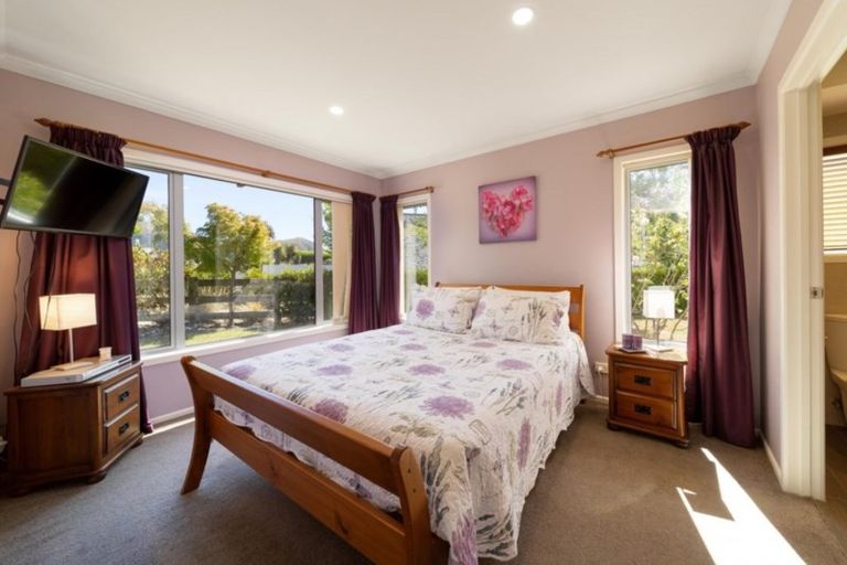 Photo of property in 14 Milward Place, Kelvin Heights, Queenstown, 9300