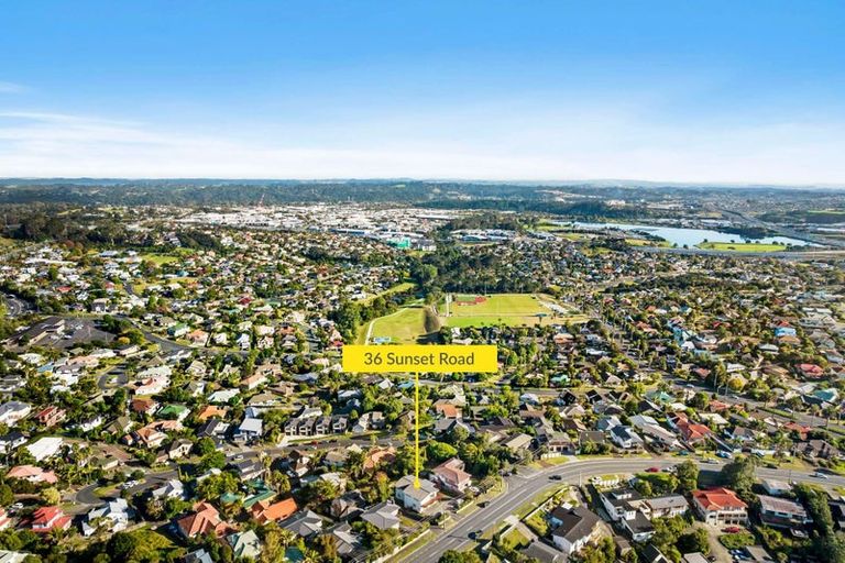 Photo of property in 36 Sunset Road, Unsworth Heights, Auckland, 0632