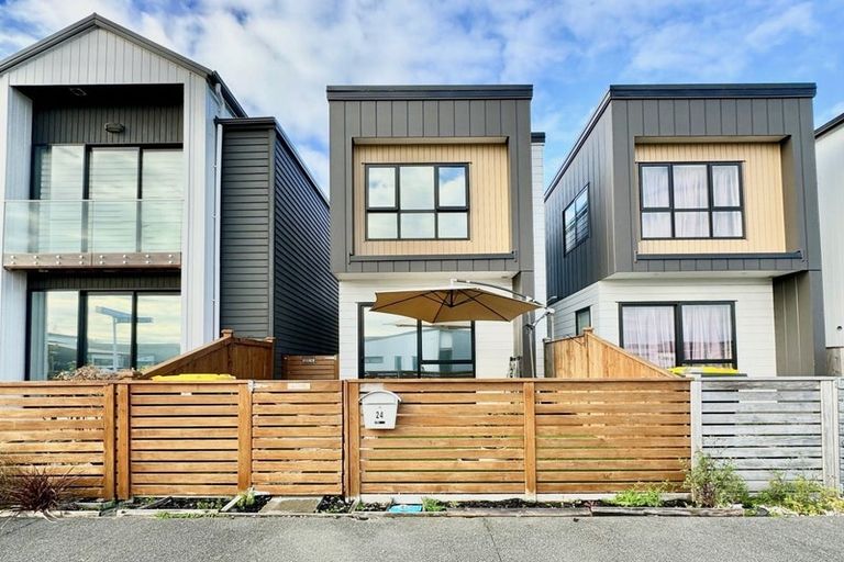 Photo of property in 24 Parahau Road, Papakura, 2110