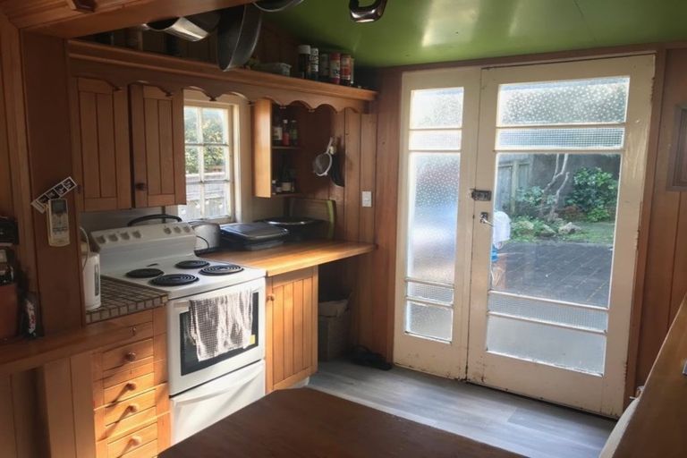 Photo of property in 1 Linwood Way, Island Bay, Wellington, 6023